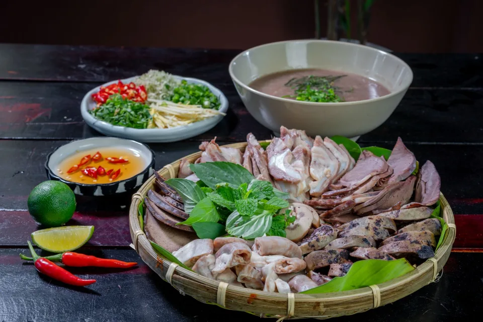 Bàn ăn tại Lê Thị Quỳnh Như