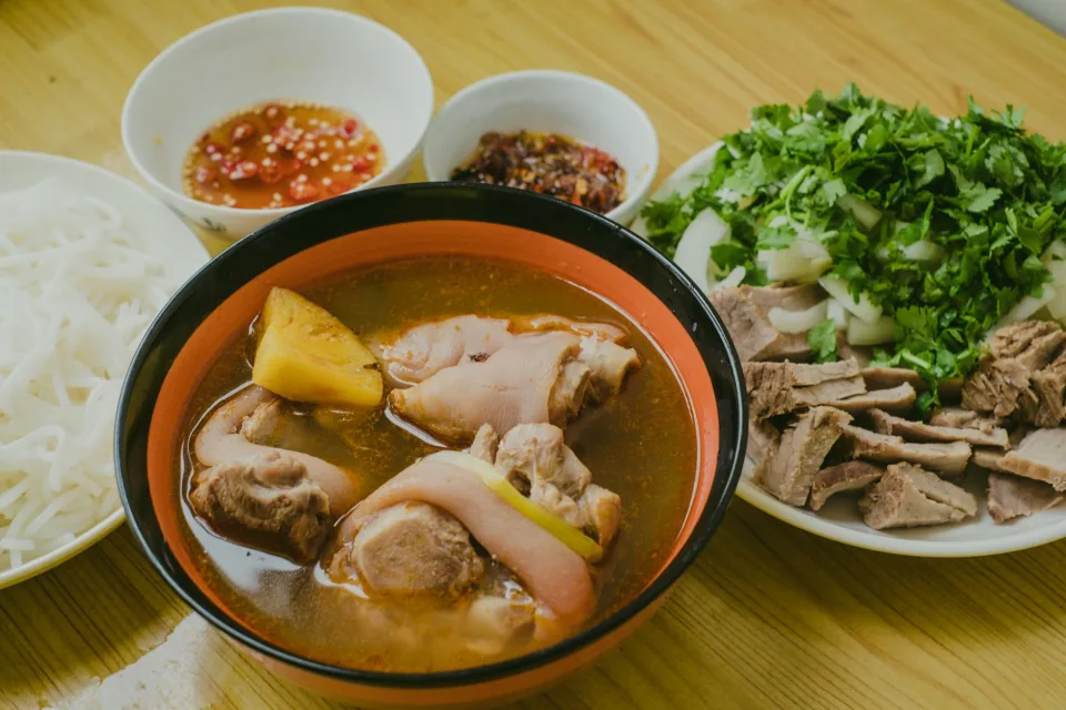 Không gian quán buổi tối
